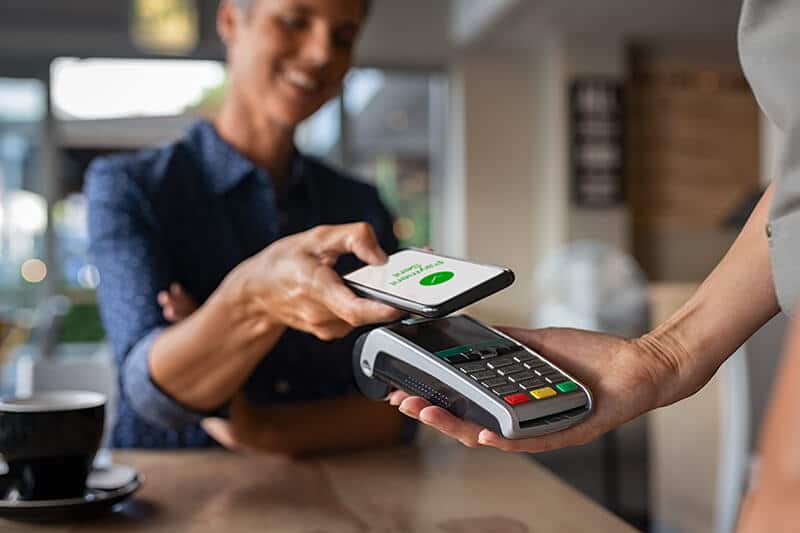 customer paying using apple pay in a restaurant
